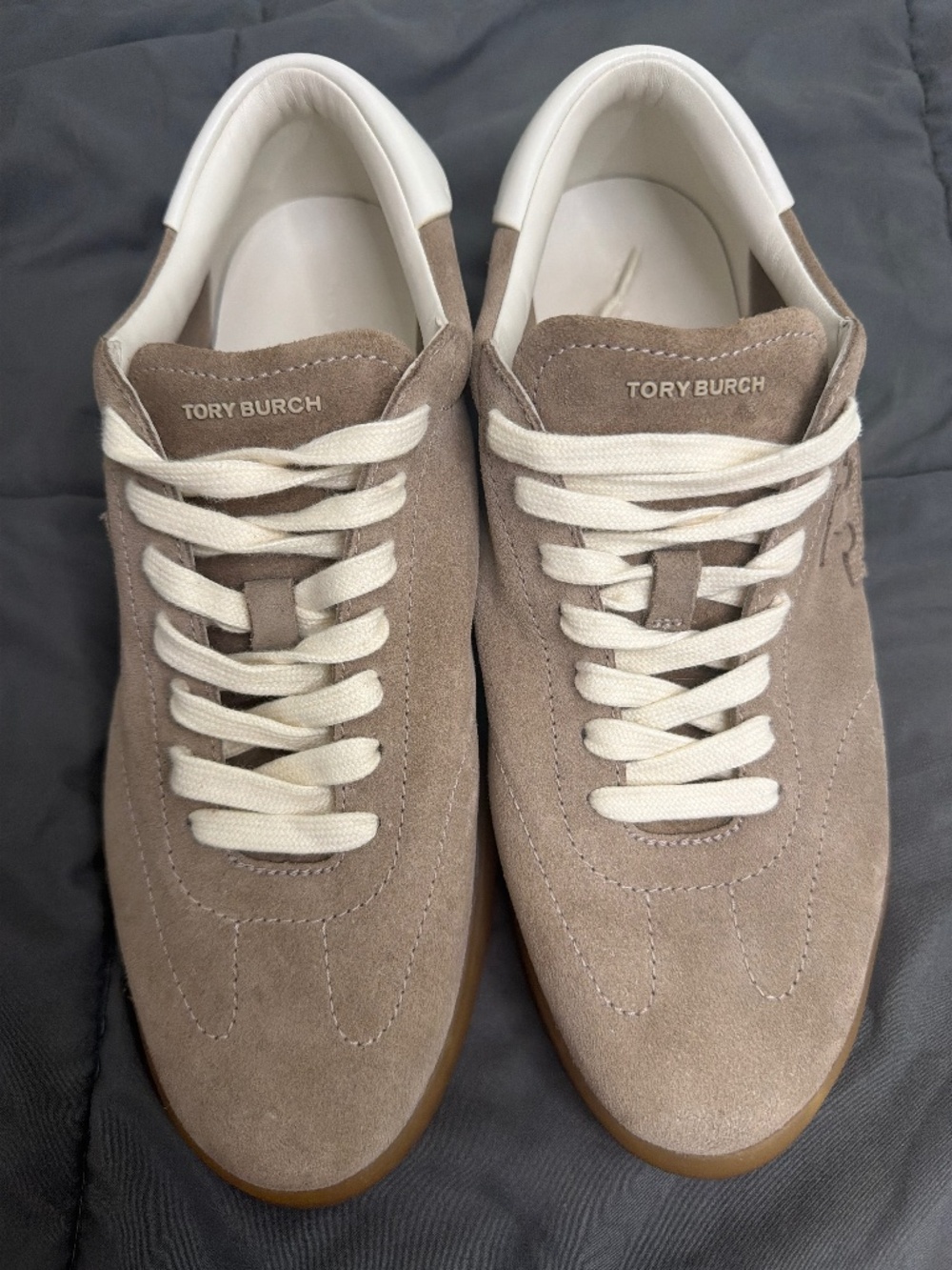 Tennis shoes